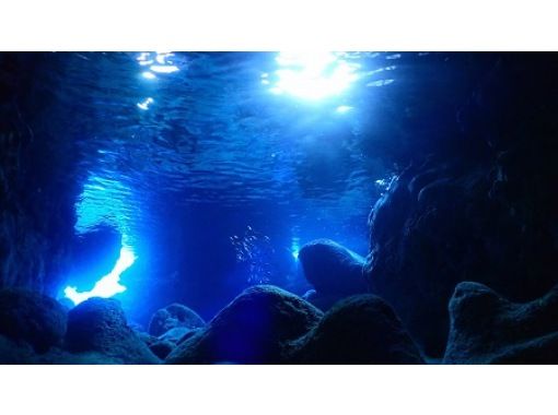 【沖縄・宮古島】ボートでサクっと海旅へ。島人ガイドと行く！定番の青の洞窟シュノーケリングツアー！！の画像