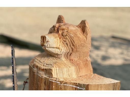 三重・多気チェーンソーアートでシバイヌの木彫り体験