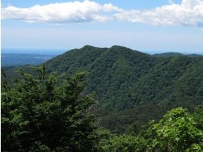 【福島県・いわき市】涼やかな風が抜ける清流を歩く三森山トレッキングと自生地するアカヤシオを楽しむトレッキングツアー（ガイド付き）の画像