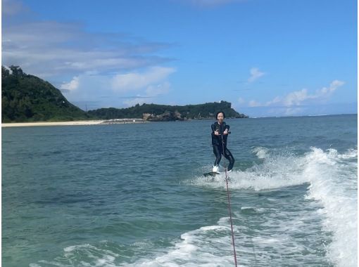 【今帰仁・古宇利島】座って滑れる新感覚アクティビティ、ディスクボードとウェイクボードのどちらか1点と最新バナナボートなどがセットの特別プランの画像