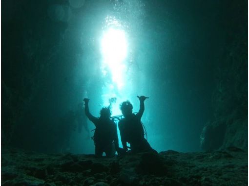 「超級夏季特賣2024」【沖繩青洞】乘船體驗潛水！包含 11 個免費福利和 SD 卡的計劃の画像