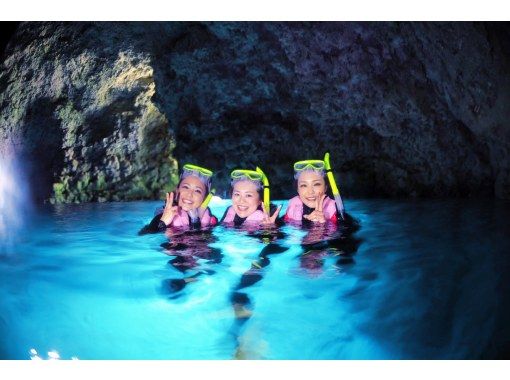 [Okinawa Blue Cave] Boat snorkel tour! 11 free benefits and SD card includedの画像