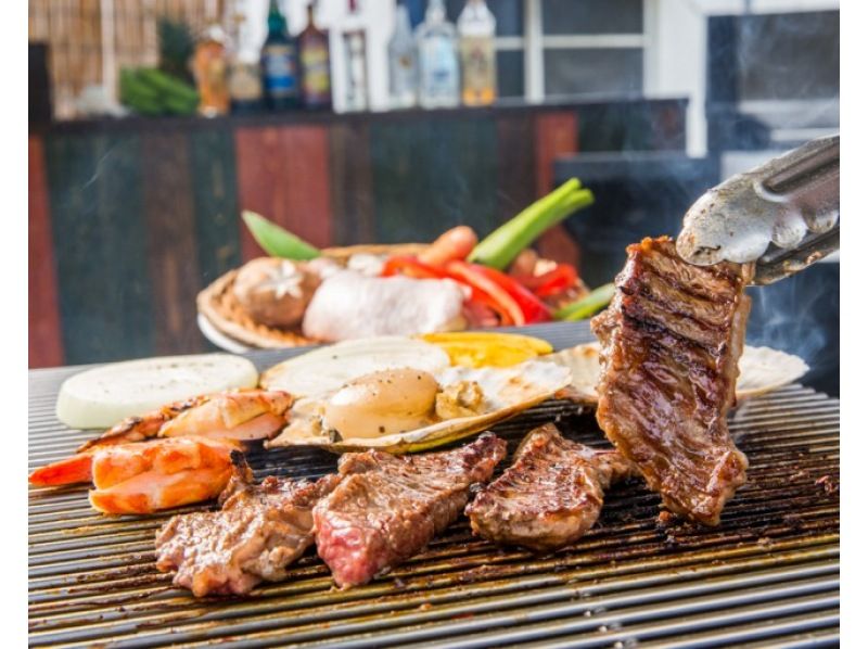 沖縄・恩納村】海を見下ろす絶景で本格炭火BBQ｜ランチプラン
