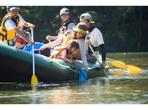 [Hokkaido, Sapporo, Jozankei] Children from 1 year old can enjoy playing in the river on a rafting boat! ~Kids Kappa Tour~ (includes bonfire and roasted marshmallows)の画像