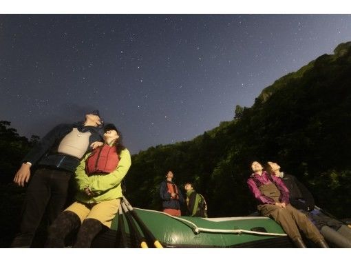 [北海道・札幌・定山渓] 神秘的な夜の定山渓を味わえる！～ナイトクルージング＆夜カフェツアー～（軽食付き）の画像