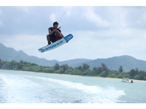 [Okinawa / Ishigaki] Let's challenge to a wakeboard on Ishigaki Island! Beginners to advanced players are welcome. The wake that you do in the sea of Ishigaki Island is exceptional!の画像