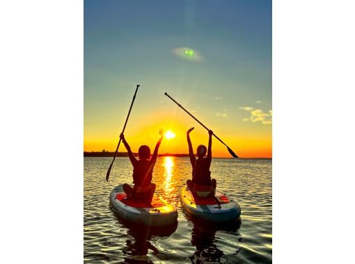 [Okinawa/Onna Village] Chill time with a spectacular sunset! Tropical Sunset SUP | Same-day reservations and sudden participation OK | Hot shower, shampoo and hair dryer providedの画像