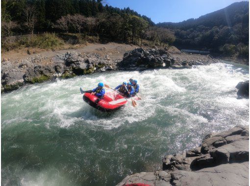 [Kumamoto / Hitoyoshi] Enjoy course at 13:00 ♪ Only here in Kyushu! Rafting experience full of river play!の画像
