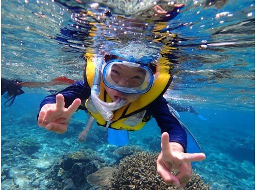 【요론도】 「슈퍼 서머 세일 2024」 산호초 스노클 투어 요론 섬 TOP 클래스의 산호와 함께 사진을 찍자! 가족에게 추천の画像