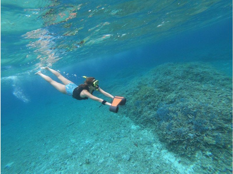 [沖繩/石垣島]讓我們一起玩360度風景島嶼和熱帶魚！幻影島登陸浮潛之旅！有一個可選的水下滑板車自動前進！の紹介画像