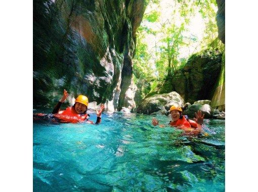 【高知・仁淀川町】 「中津渓谷キャニオニングツアー」　ディープな仁淀ブルーの世界を大冒険！今まで見たことのない世界を見に行こう！の画像