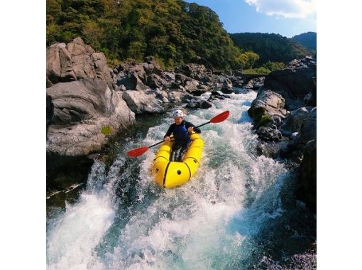 [高知/仁淀川町]“仁淀川包工藝之旅”仁淀川最好的河流之旅！乘坐單人船，探索仁淀川創造的大峽谷！の画像