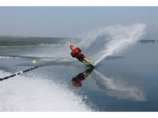 【山梨・山中湖】水上スキーで爽快気分！コース選択可能の画像