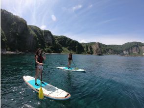 【北海道・積丹　余市周辺】大自然感じるSUP 半日プラン　基本的な漕ぎ方をしっかりレクチャーします。積丹ブルーの中をのんびり漕ぎましょう！の画像