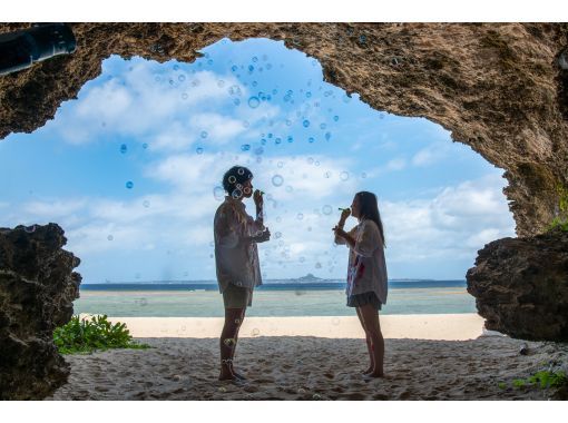 <Okinawa, Motobu, Sesoko Island> Choose your photo tour * Enjoy a combination of drones, activities and paint photos Spring sale now onの画像
