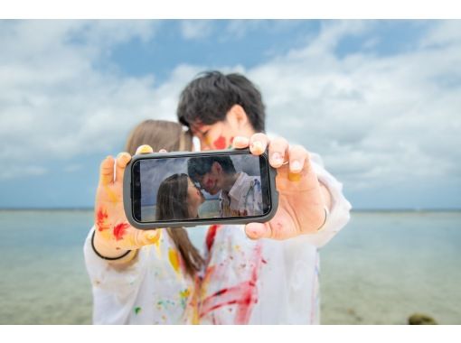 <Okinawa, Kouri or Sesoko Island> Paint Photo (up to 3 people, shirts and paints included) *Photos will be taken while having funの画像