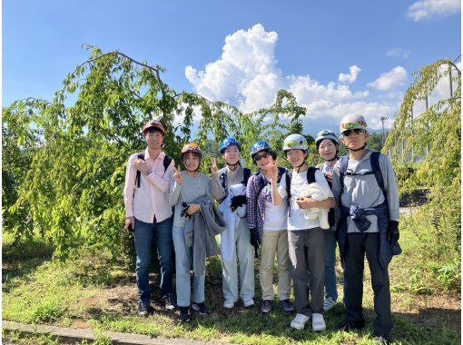 【山梨・河口湖】神秘的な樹海散策と洞窟探検氷の世界！地元のガイドが富士山の歴史や植物を分かりやすく説明、送迎あり＆写真無料プレゼント英語OKの画像