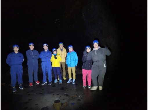 [Yamanashi/Lake Kawaguchi] Walk around the mysterious sea of ​​trees and explore the icy world of caves! A local guide will explain the history and plants of Mt. Fuji in an easy-to-understand manner, transportation will be provided, and free photos will be given in English.の画像