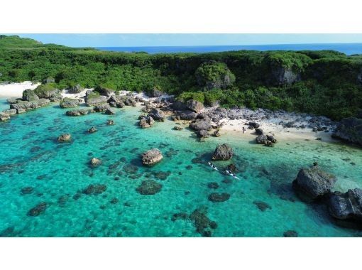 [Okinawa, Miyakojima / Half-day] Enjoy the real Miyako Blue at a hidden spot! Sea kayaking tour with drone photography of spectacular views! Coral ★ Stalactitesの画像
