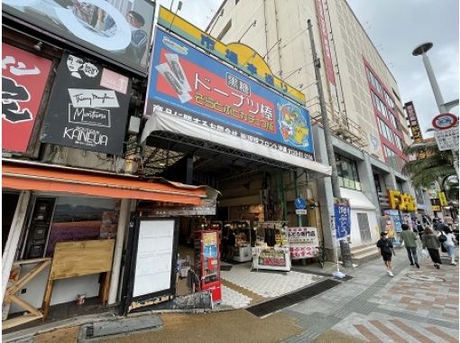 【沖縄・那覇市】雨の日OK、国際通りのアーケード街でノスタルジックフォトツアーの画像