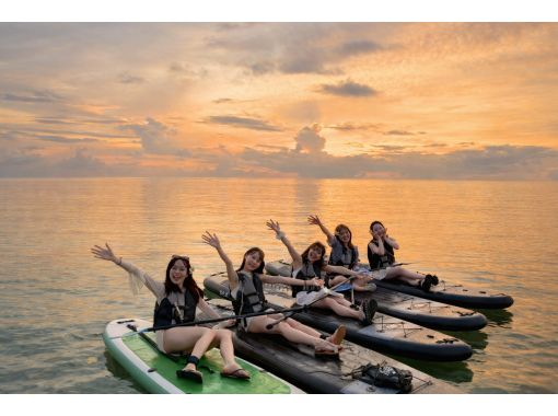 【沖縄・恩納村】【初心者・当日予約OK】写真データ無料｜沖縄の海で安心して楽しめるSUP体験（昼・夕日&星空）の画像