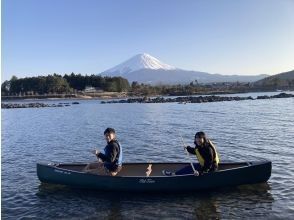 【山梨・河口湖】秋の夕暮れの気持ちいい時間帯 ♪ 湖上から優雅に富士山と自然を満喫！カナディアンカヌー体験！