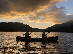 【山梨・河口湖】夕暮れの気持ちいい時間帯 ♪ 湖上から優雅に富士山と自然を満喫！カナディアンカヌー体験！