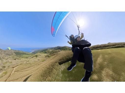【静岡・伊豆】オーシャンビューフライト。操縦はインストラクターにお任せ。大空を満喫パラグライダータンデムフライト。360度カメラ撮影！の画像