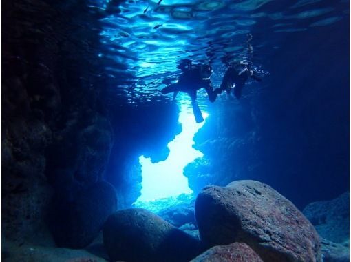 【沖縄県・宮古島/伊良部島】グラスボートで出発！人気の青の洞窟＋海亀シュノーケリングセットプランの画像