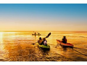 [July to October in Onna Village, Okinawa] A small adventure tour at dusk that can be experienced from age 3! Summer-only Sunset Sea Kayaking