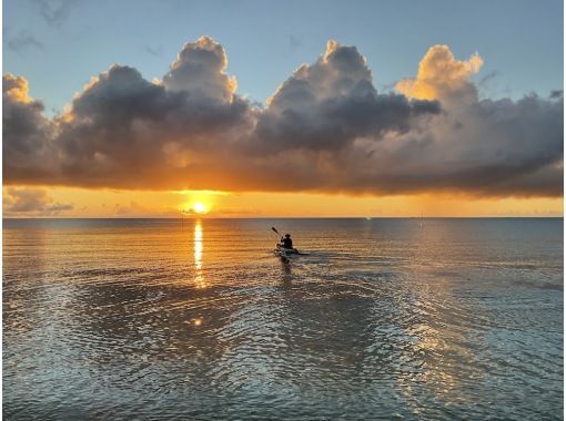 [Okinawa/Onna village from July to October] A small adventure tour at dusk that you can experience from 3 years old! Summer limited sunset sea kayak tourの画像