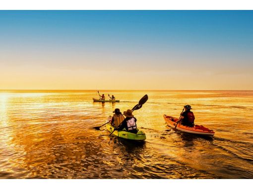 [July to October in Onna Village, Okinawa] A small adventure tour at dusk that can be experienced from age 3! Summer-only Sunset Sea Kayakingの画像