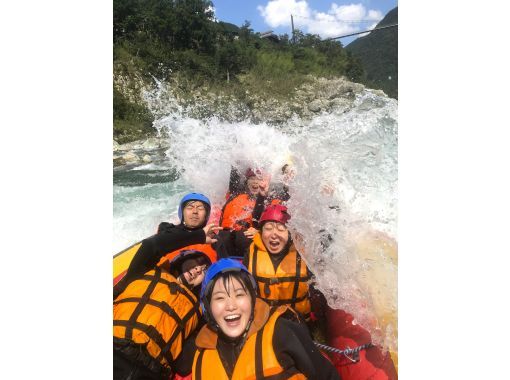 [Japan's No.1 rapids Yoshino River Koboke Rafting Course] ☆ Come empty-handed ☆ No additional fees ☆ All rental equipment is free ☆ Free photos & videos ☆ Insurance includedの画像