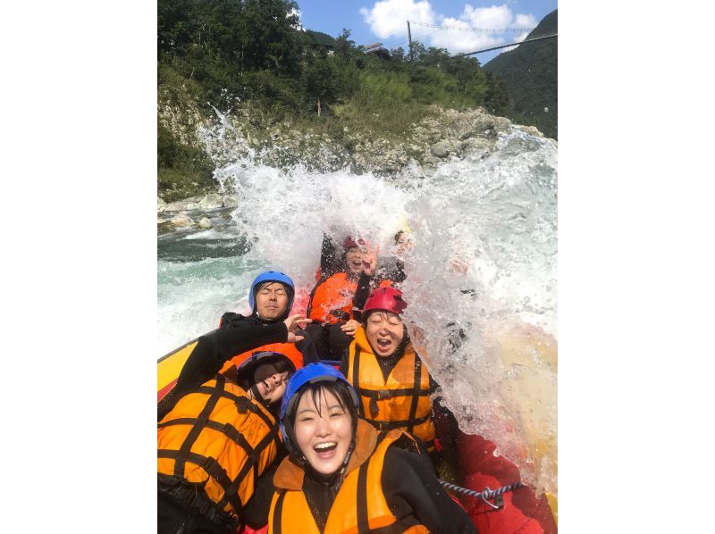 [Japan's No.1 rapids Yoshino River Koboke Rafting Course] ☆ Come empty-handed ☆ No additional fees ☆ All rental equipment is free ☆ Free photos & videos ☆ Insurance includedの紹介画像