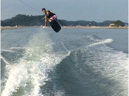 【宮城・松島】ウェイクボード、ウェイクサーフィン体験～初心者大歓迎！クルージングで松島の海で爽快な風を感じてみませんか♪の画像