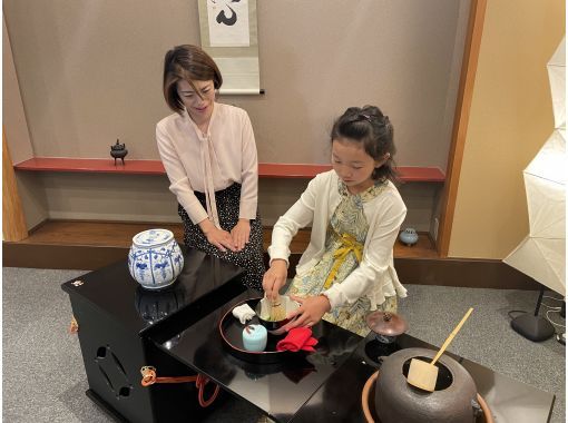 【京都・中京区】裏千家流の伝統的な作法に従い楽しくおいしい抹茶を点てステキに抹茶を飲む体験の画像