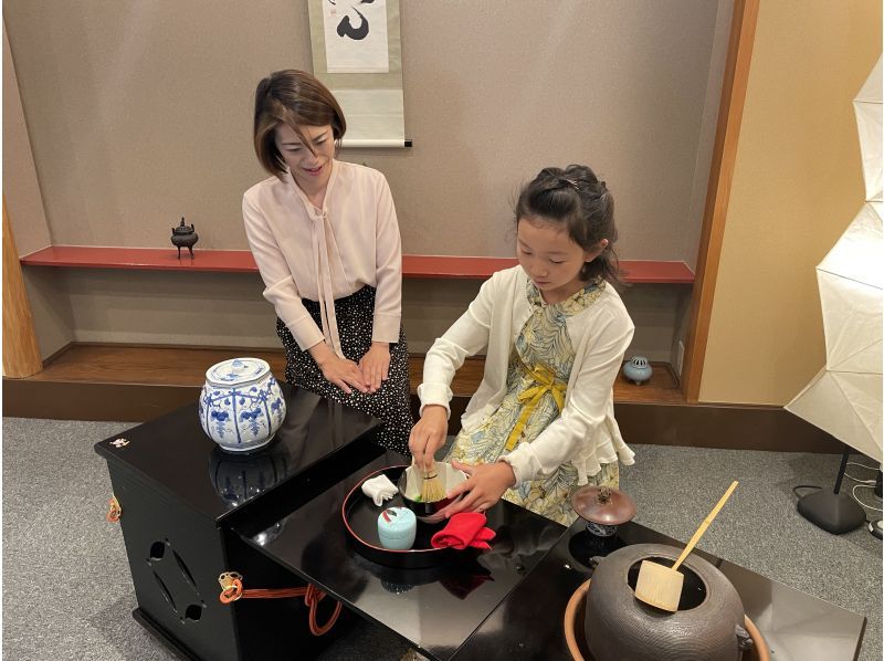 【京都・中京区】裏千家流の伝統的な作法に従い楽しくおいしい抹茶を点てステキに抹茶を飲む体験の紹介画像