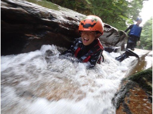 [Ehime Namerayuka valley] canyoning tour family morning / afternoon course [slider lots]の画像
