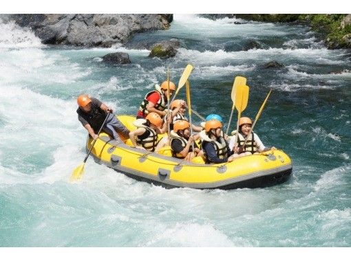 [Gifu Prefecture, Minami-cho, Gujo City / 14 o'clock course] Elementary school students are welcome ◎ Powerful rafting on the Nagara River! A natural roller coaster! (morning or afternoon) <Onsen ticket included! ＞の画像