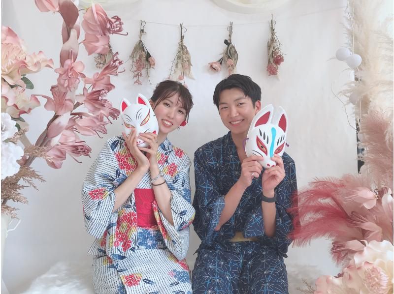 คู่รักเพลิดเพลินกับการเช่าชุดกิโมโนที่ Fushimi Inari Kimono Rental Karen Kyoto