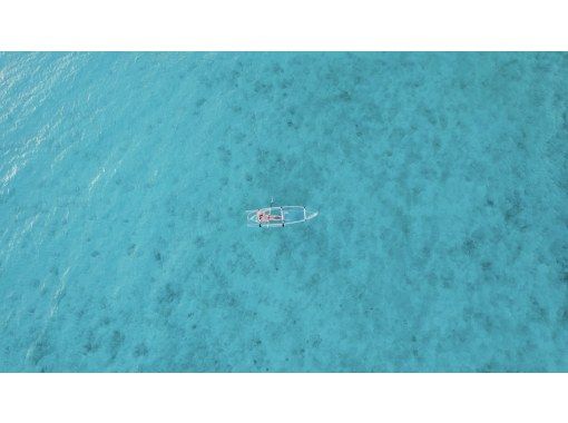 [Okinawa Kumejima] Let's take a "picture" that shines with a clear kayak! Shooting service by droneの画像