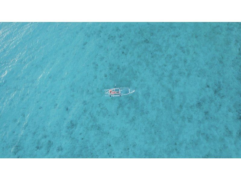 [Okinawa Kumejima] Let's take a "picture" that shines with a clear kayak! Shooting service by droneの紹介画像