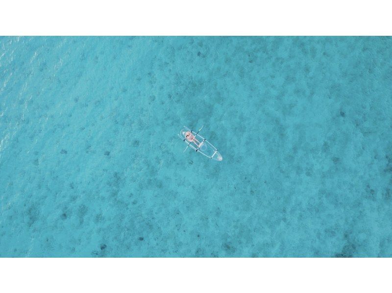 [Okinawa Kumejima] Let's take a "video" that shines with a clear kayak! Shooting service by droneの紹介画像