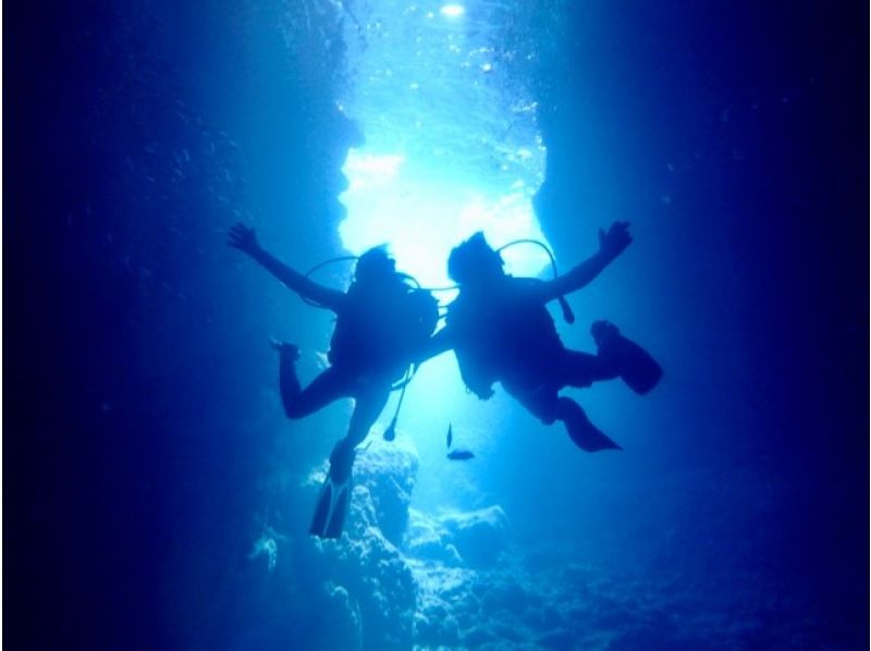 [OK from 1 person! Onna Village Blue Cave / Private 2-hour Experience Diving] Many female staff members ★ Fully reserved ★ Free photo shoot, reservation on the day, participate empty-handed OK!の紹介画像
