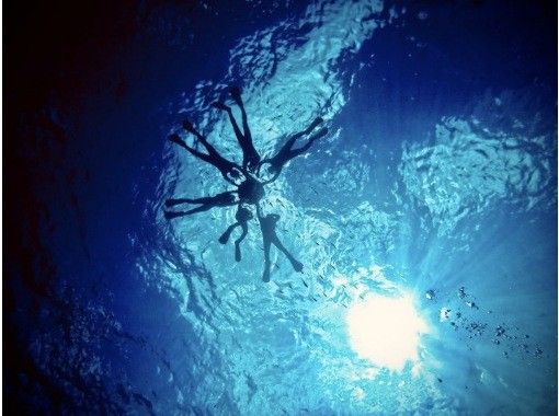 【恩納村青の洞窟】3歳から70歳までOK！★貸し切りシュノーケル！★雨天開催！★女性スタッフ在籍★無料写真撮影★当日予約、手ぶらで参加OKの画像