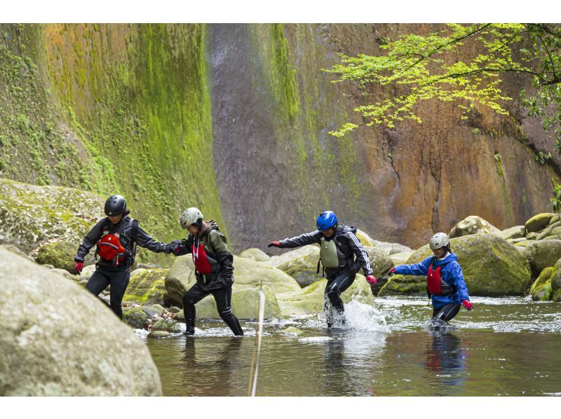 【別府・湯布院】由布川峡谷の神秘のチョックストーンを目指す★トレッキングツアー！！の紹介画像