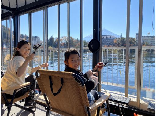 [Yamanashi Prefecture, Lake Kawaguchi] A 3-hour smelt fishing plan for families and couples! Eat smelt tempura! Experience fishing on a warm and comfortable modern dome boat!の画像