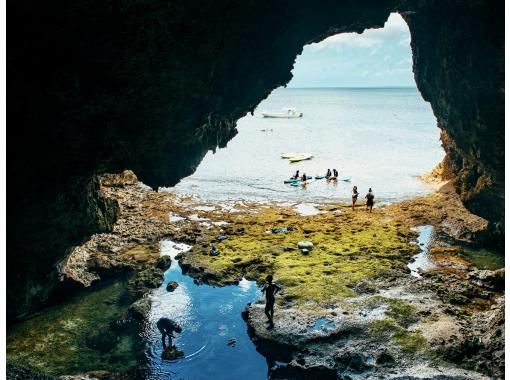 【沖縄・恩納村】カヤックで行く！青の洞窟シュノーケルの冒険ツアー（3h） 海岸線を冒険して大洞窟から青の洞窟へ！の画像