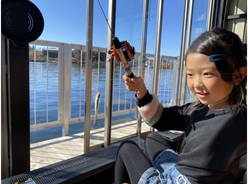 【山梨県・河口湖】初心者様向けワカサギ釣り１時間30分プラン！ワカサギの天ぷらを食べられる！暖かく快適な最新ドーム船で釣り体験！の画像