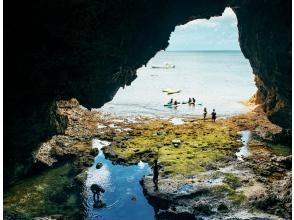 【沖縄・恩納村】カヤックでもっともっと冒険ツアー（120分）大洞窟や秘密のビーチ、迫力の断崖絶壁の海岸線を冒険しよう！